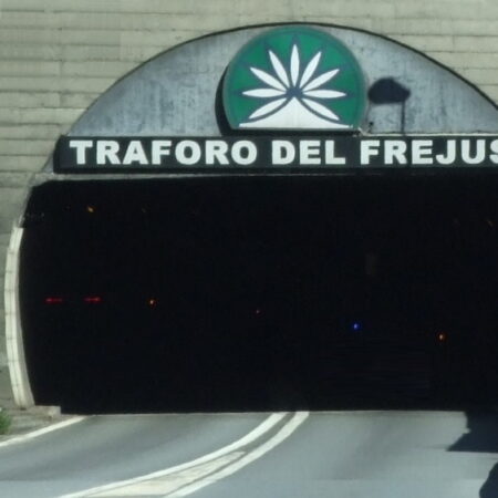Riaperto il traforo del Frejus ai mezzi pesanti